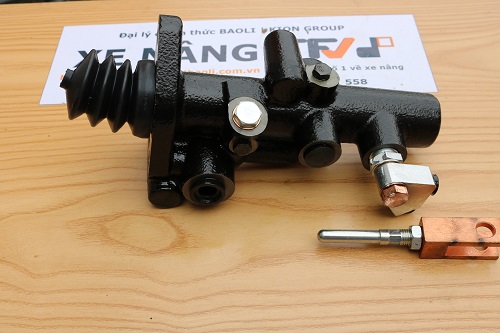 Tổng phanh bằng kim loại xe nâng Toyota, TCM mã 224X5-40201. Mã P.00138