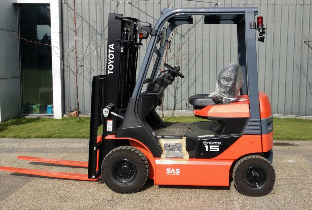 Xe nâng điện ngồi lái 1.5 tấn Toyota