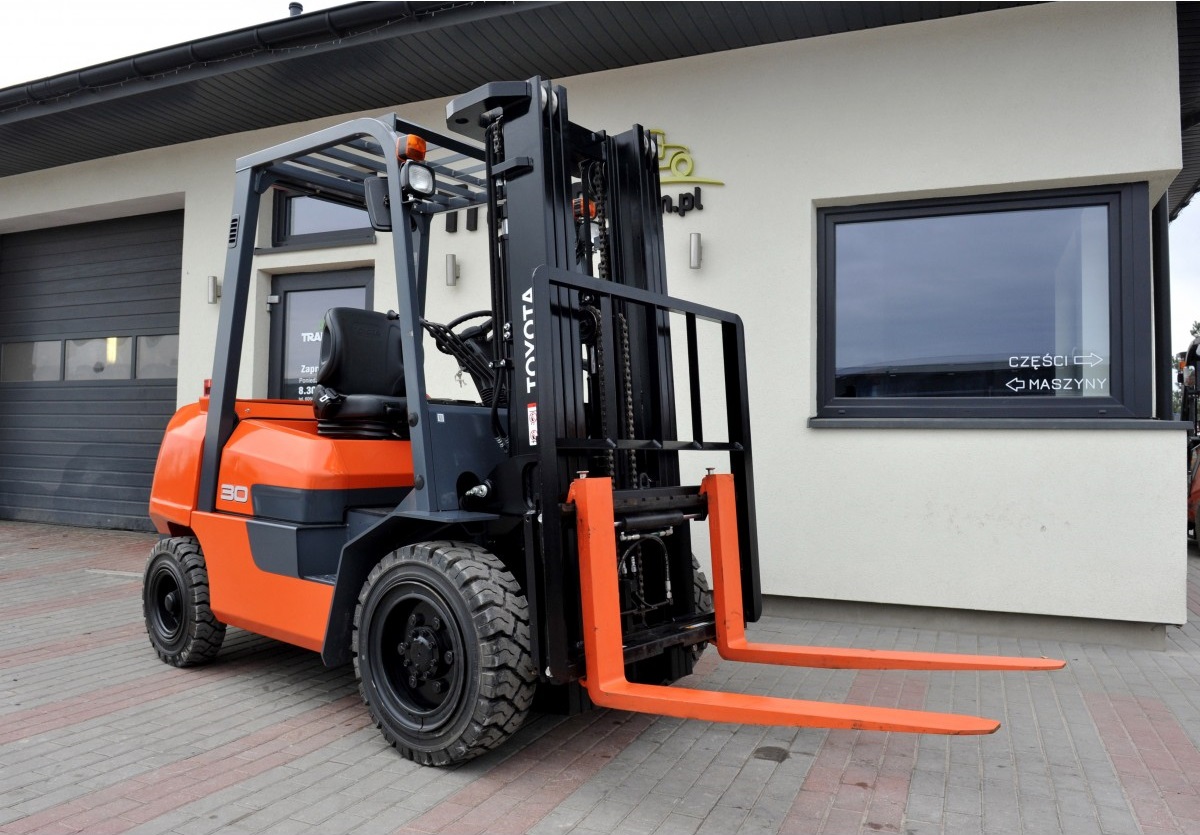 Xe nâng Toyota FDZN30 sử dụng khung nâng ba tầng FSV