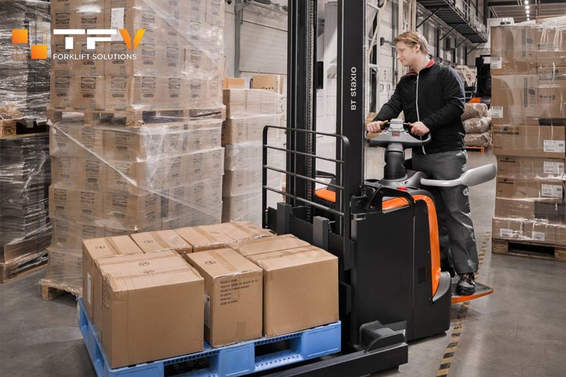Vận hành xe nâng trong kho bãi