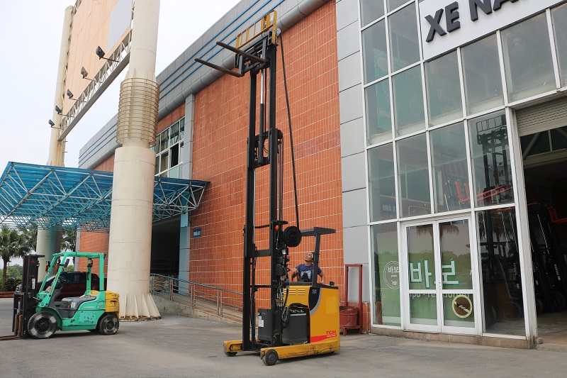 Xe nâng điện Reach truck 1.5 tấn TCM FRHB15 khung nâng 5,5m