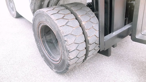 Lốp trước xe nâng dầu cũ 4 tấn Nissan D1F4A40