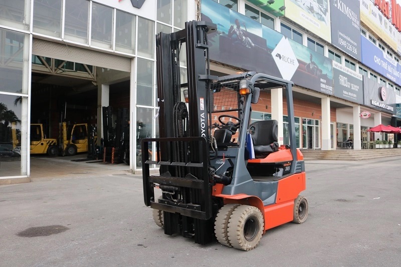 Xe nâng điện sử dụng khung chui cont để làm việc trong container