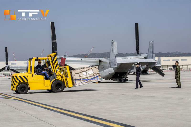 Xe nâng điện ở sân bay