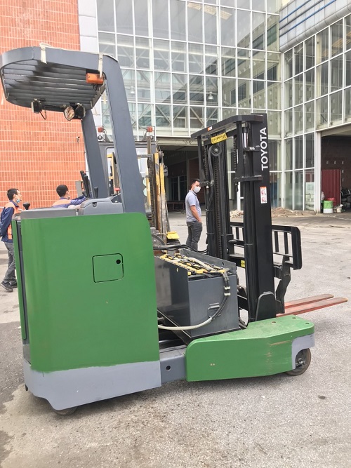 Xe nâng điện cũ Reach truck Toyota 6FBR20 khung cao 3m