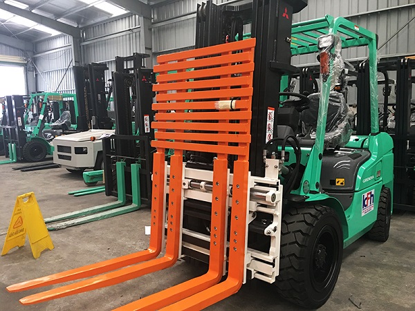 Xe nâng hàng được lắp bộ càng đôi