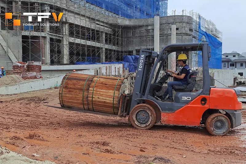 Thuê xe nâng ngành xây dựng đem lại nhiều lợi ích