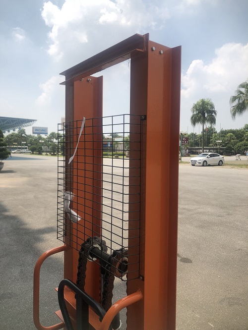 xe nâng tay cao 2,0 tấn hiệu Interlift