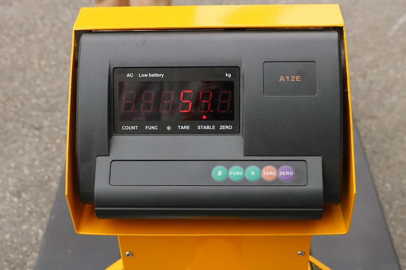 Màn hình LCD hiển thị số cân nặng của hàng hóa
