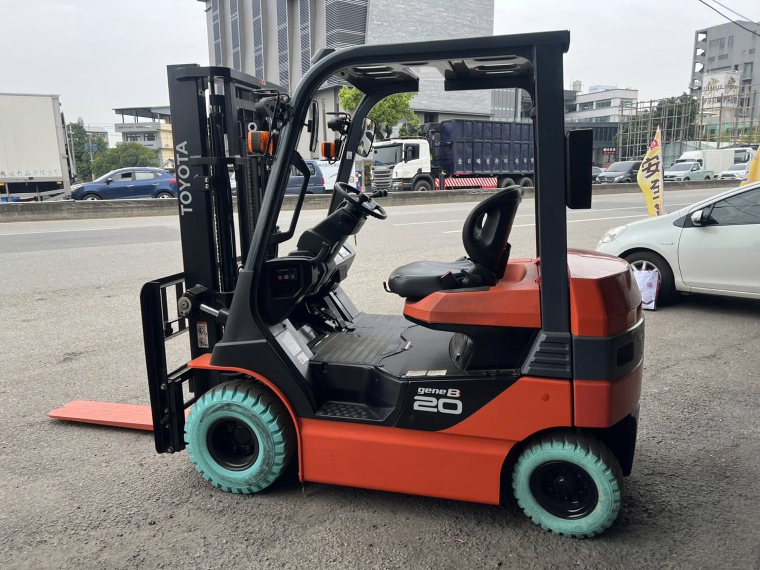 Xe nâng điện ngồi lái 2 tấn Toyota 8FB20