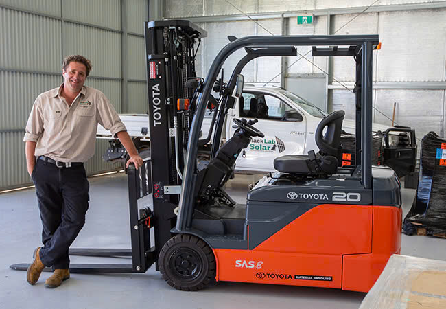 Xe nâng điện 3 bánh ngồi lái Toyota 8FBE20