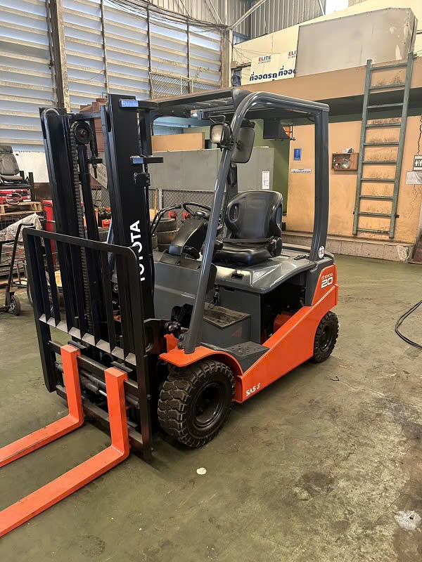 Xe nâng điện ngồi lái Toyota 8FBN20