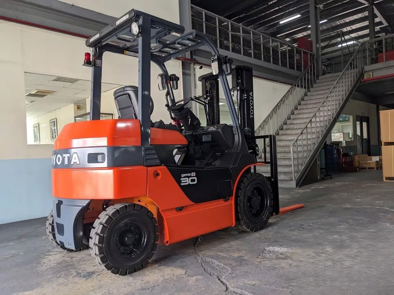 Xe nâng điện ngồi lái 3 tấn Toyota 8FB30
