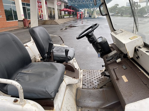 Vị trí lái xe nâng đầu kéo 2.5 tấn Toyota 2TD25. Sản xuất 2007