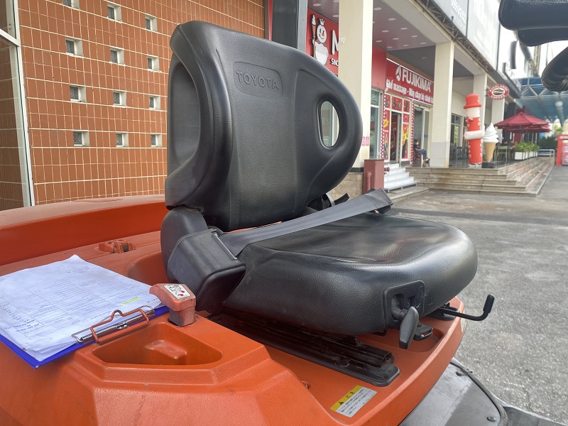 Ghế ngồi xe nâng điện cũ 3.0 tấn Toyota 7FB30