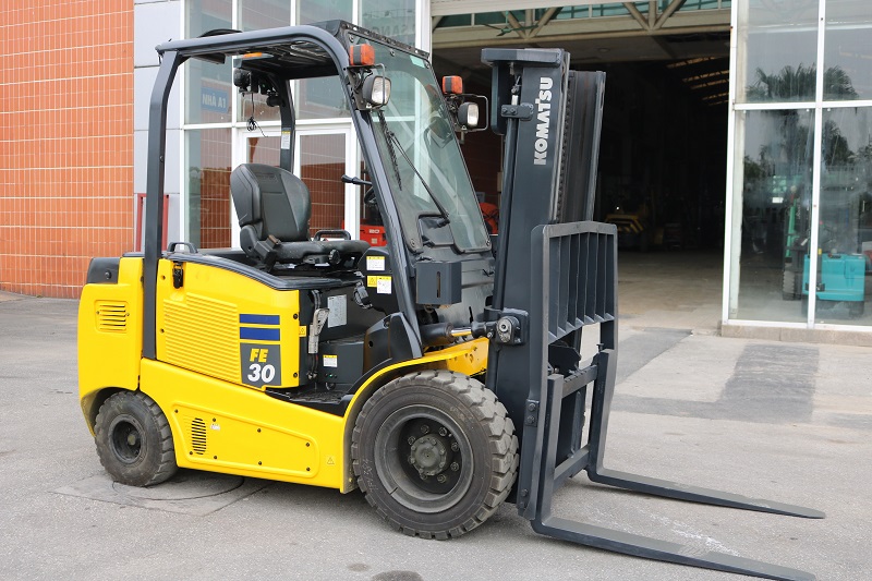 Xe nâng điện ngồi lái Komatsu tại TFV