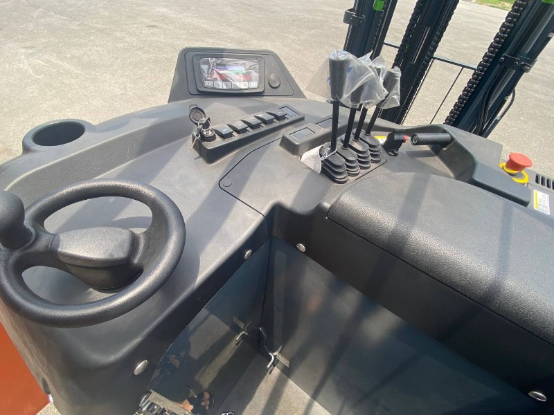 Vị trí điều khiển xe nâng Reach truck đứng lái 1.5 tấn, Heli CQD15-GE2R