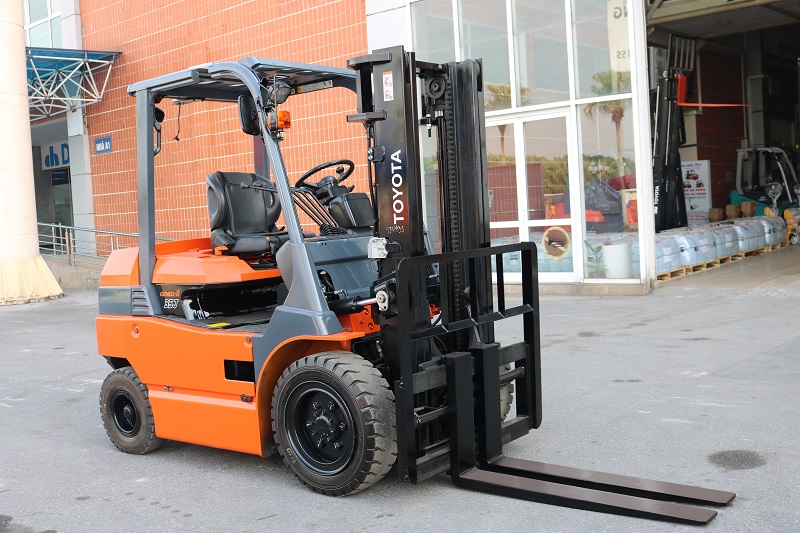 Xe nâng điện thương hiệu Toyota