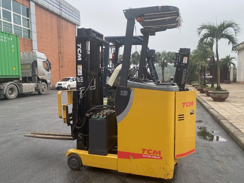 Xe nâng Reach truck cũ 1.3 tấn UNICARRIERS FRB13-8C