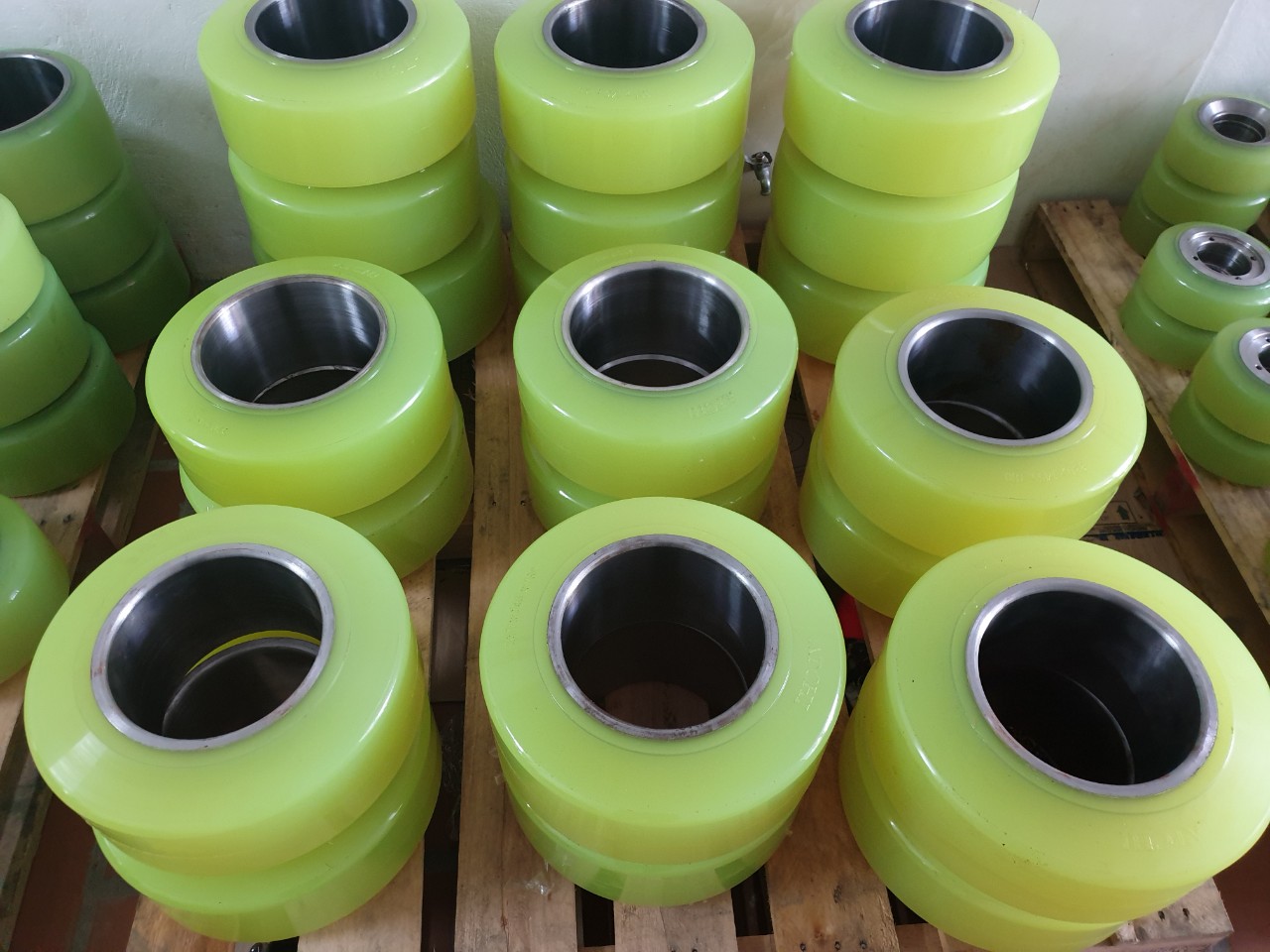 BÁNH XE NÂNG ĐIỆN PU 180*75 HIỆU ATCHI