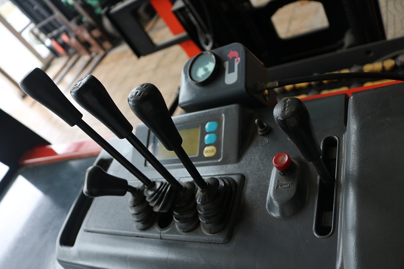 Cần điều khiển xe nâng điện cũ Reach truck Toyota 6FBR25