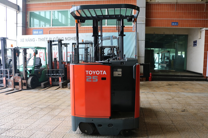 Xe nâng điện cũ Reach truck Toyota 6FBR25