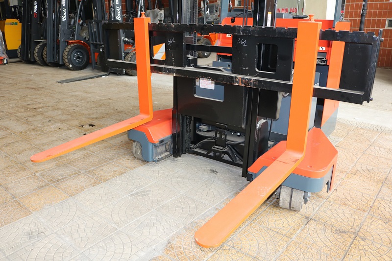 Càng xe nâng điện cũ Reach truck Toyota 6FBR25