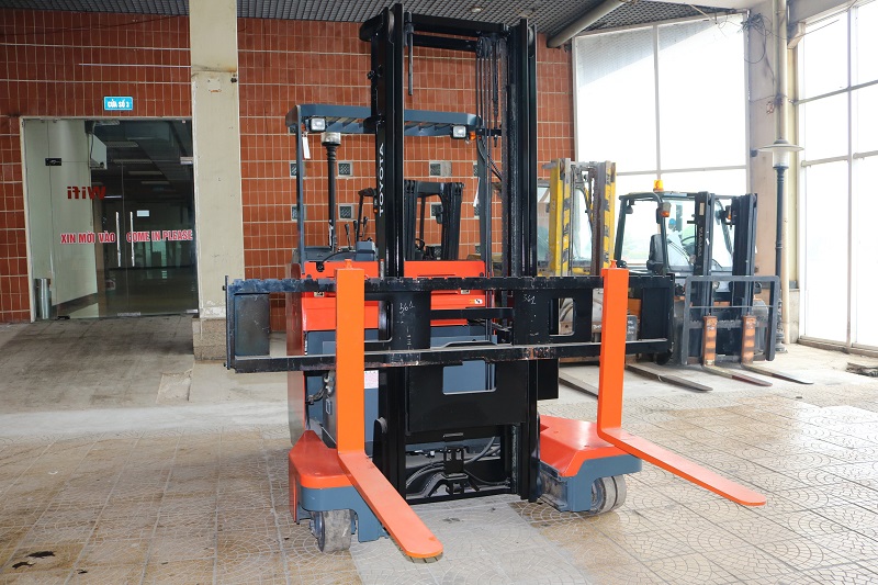 Càng xe nâng điện cũ Reach truck Toyota 6FBR25