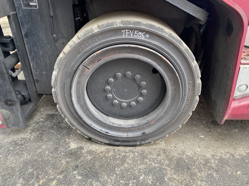 Bánh trước Xe nâng dầu cũ 3.0 tấn TCM FA30D.