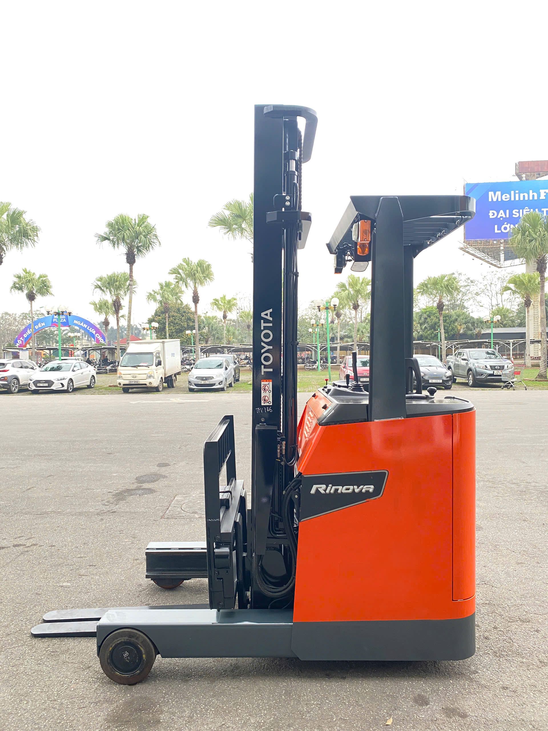 Xe nâng reach truck đứng lái Toyota 8FBR20