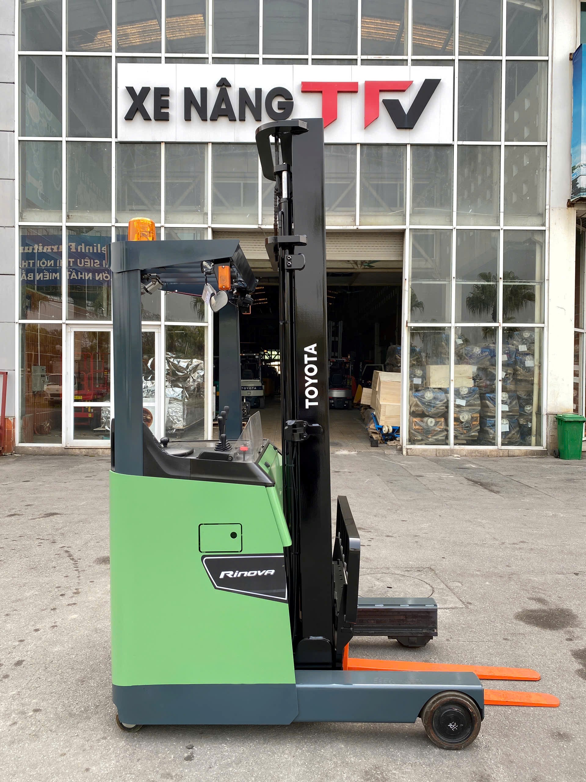 Xe nâng reach truck đứng lái 1.5 tấn Toyota 8FBR15