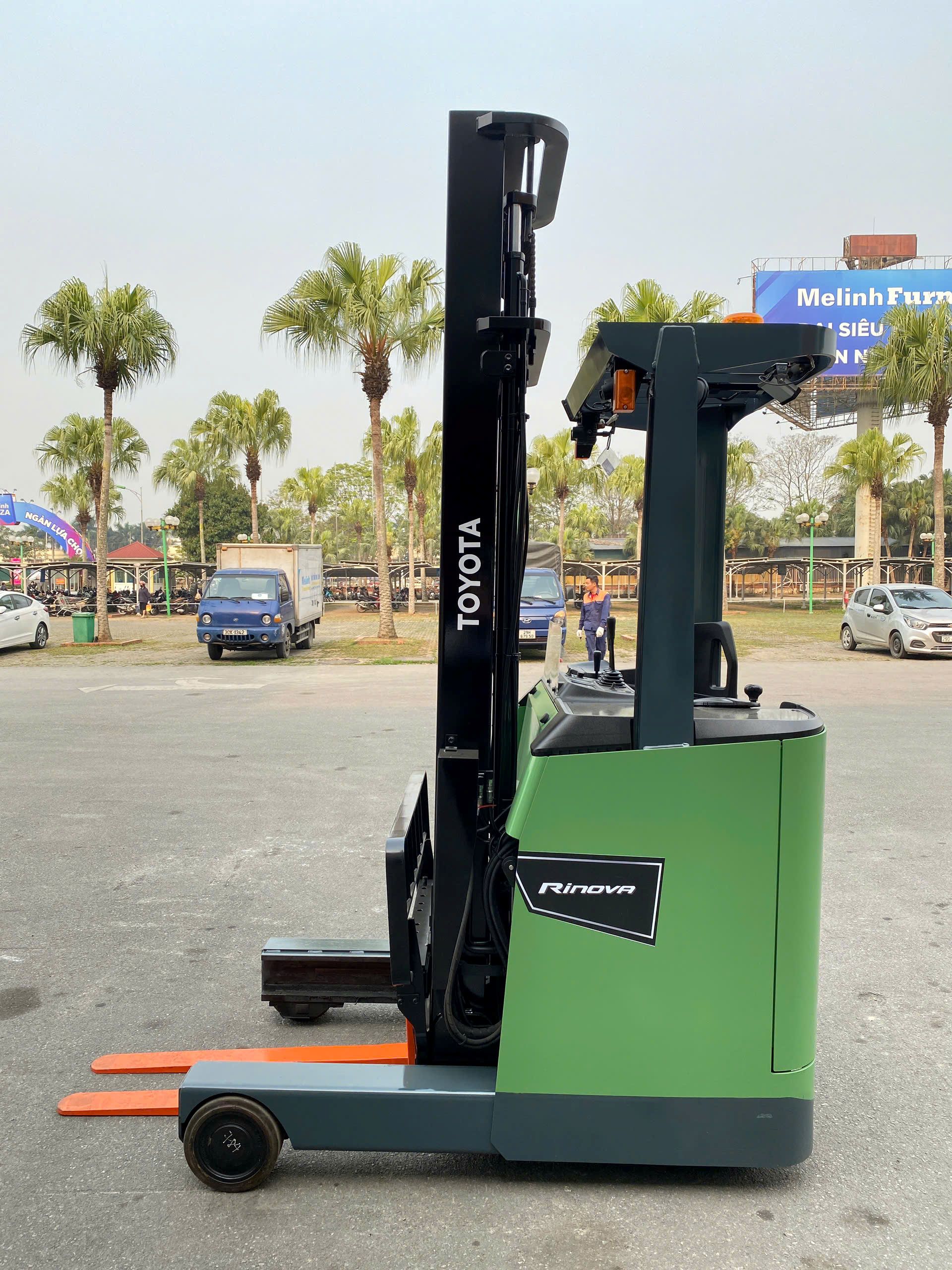 Xe nâng reach truck đứng lái Toyota 8FBR15