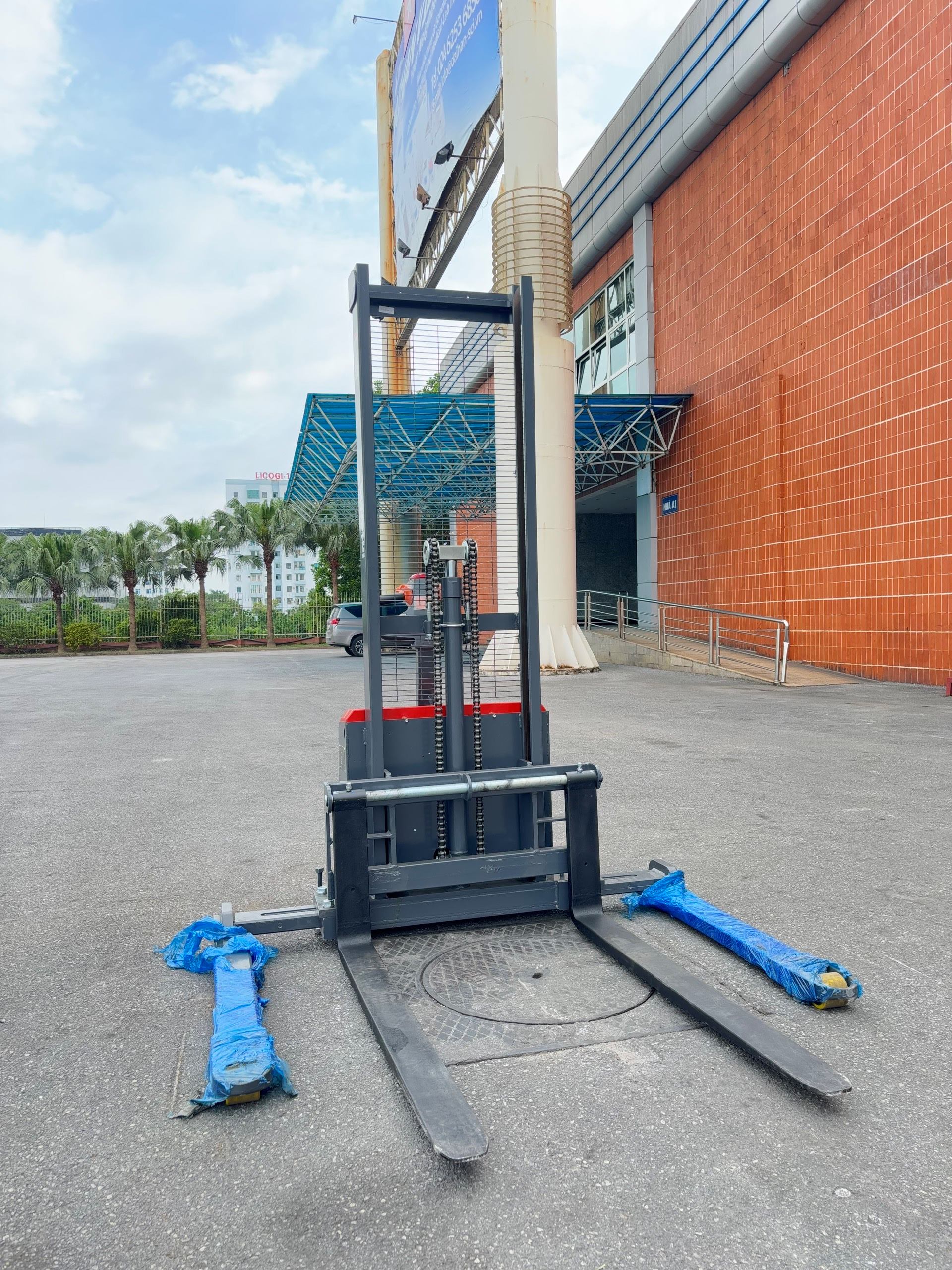 Xe nâng điện stacker 1.5 tấn Interlift CL1516GHY. Nâng cao 1.6m