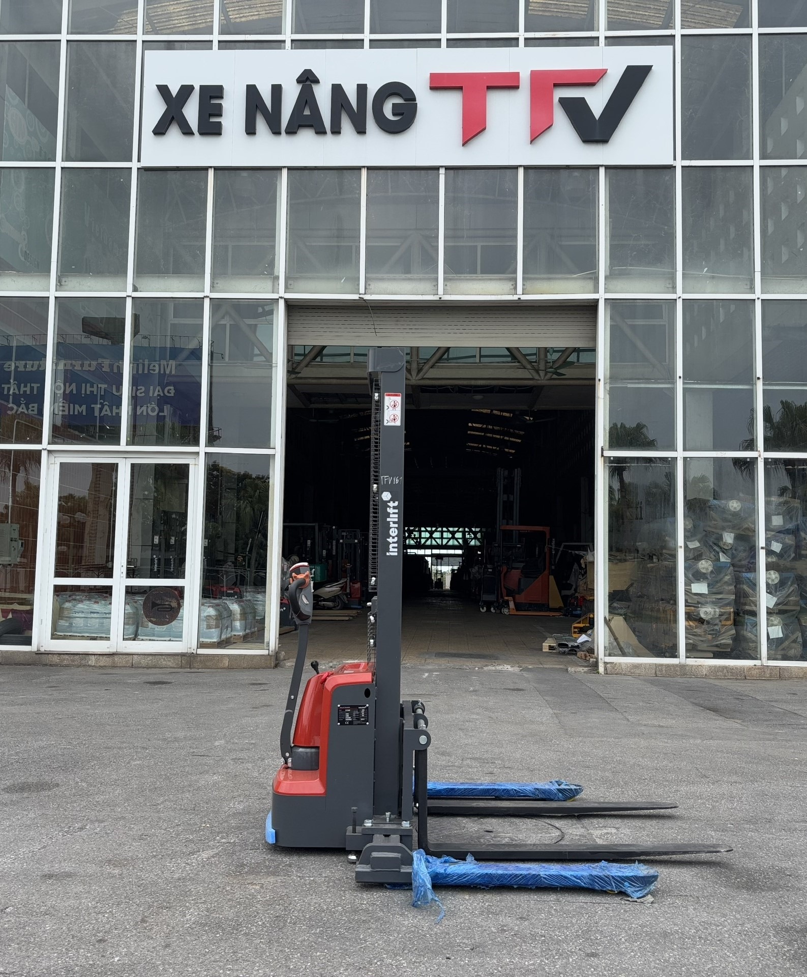 Xe nâng điện stacker 1.5 tấn Interlift CL1516GHY. Nâng cao 1.6m