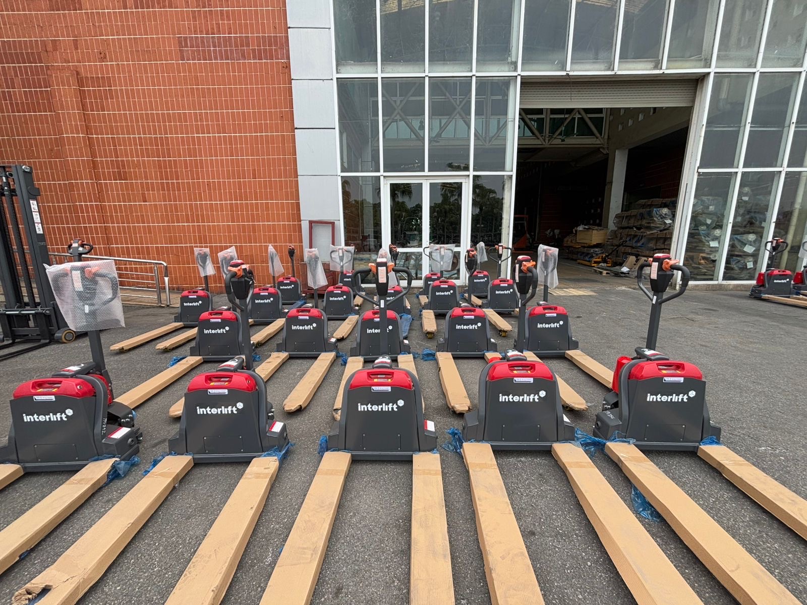 Xe nâng tay điện 1.5 tấn Interlift SL15L3