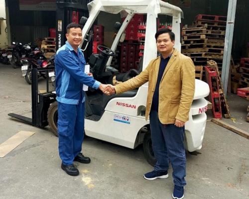 Kỹ thuật TFV kiểm tra xe nâng tại nhà máy