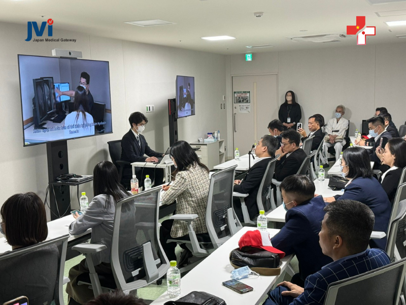 Các bác sĩ tại Trung tâm Y tế Kameda trình bày về các kỹ thuật nha khoa mới của Nhật Bản