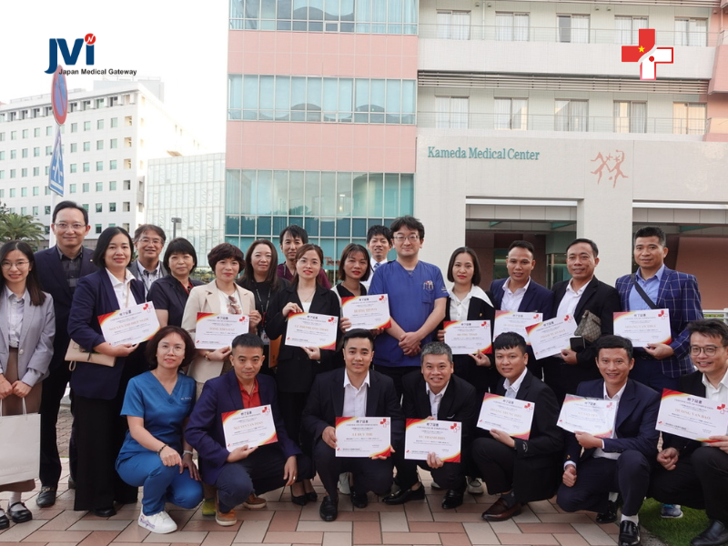 Đoàn bác sĩ nha khoa Việt Nam nhận chứng chỉ sau khóa đào tạo
