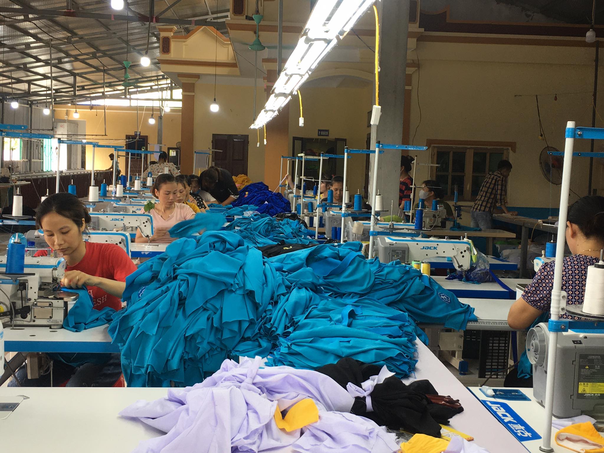 Xưởng may đồng phục tại đồng phục và quà tặng