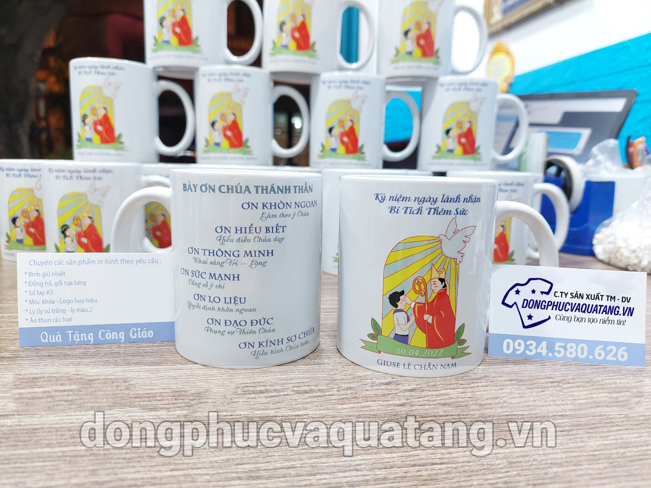 Cốc in hình làm quà tặng thêm sức cho các em lãnh nhận bí tích Thêm Sức