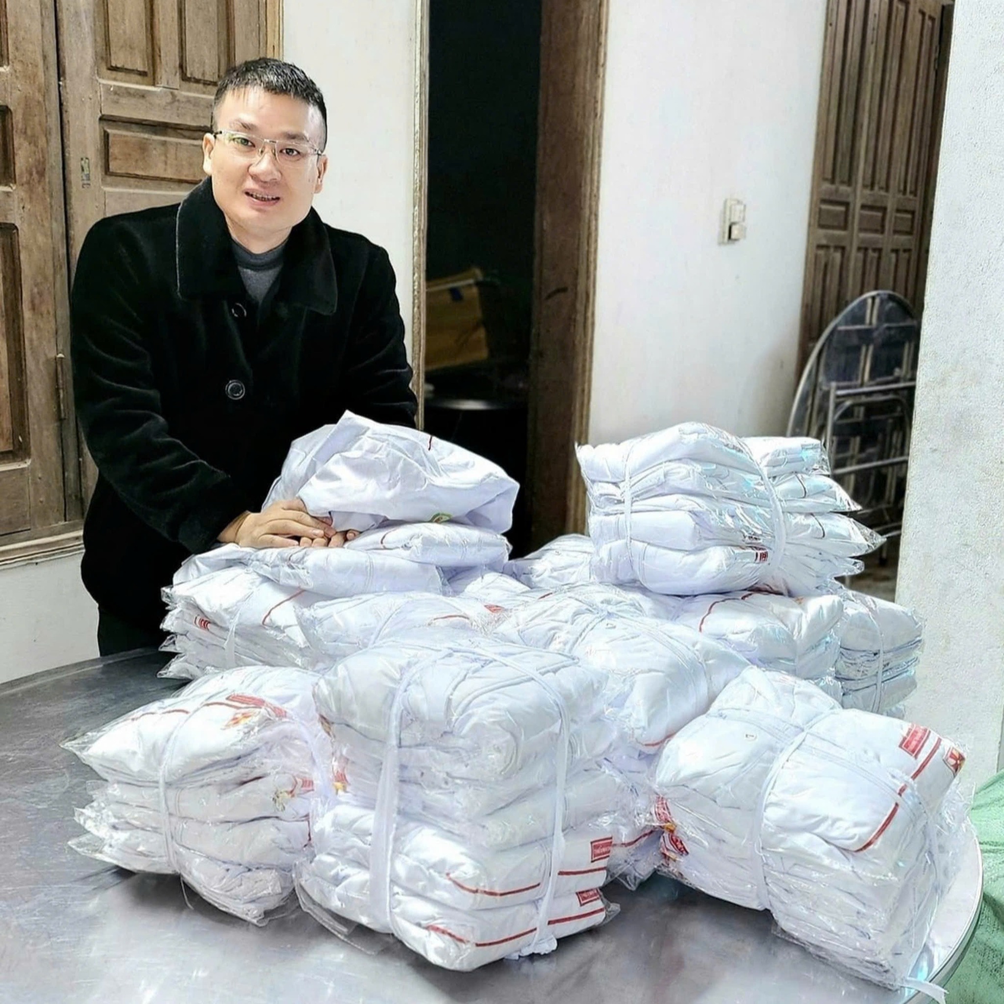 Cha JB Mai Quốc đặt đồng phục mùa đông Thiếu Nhi Thánh Thể Việt Nam