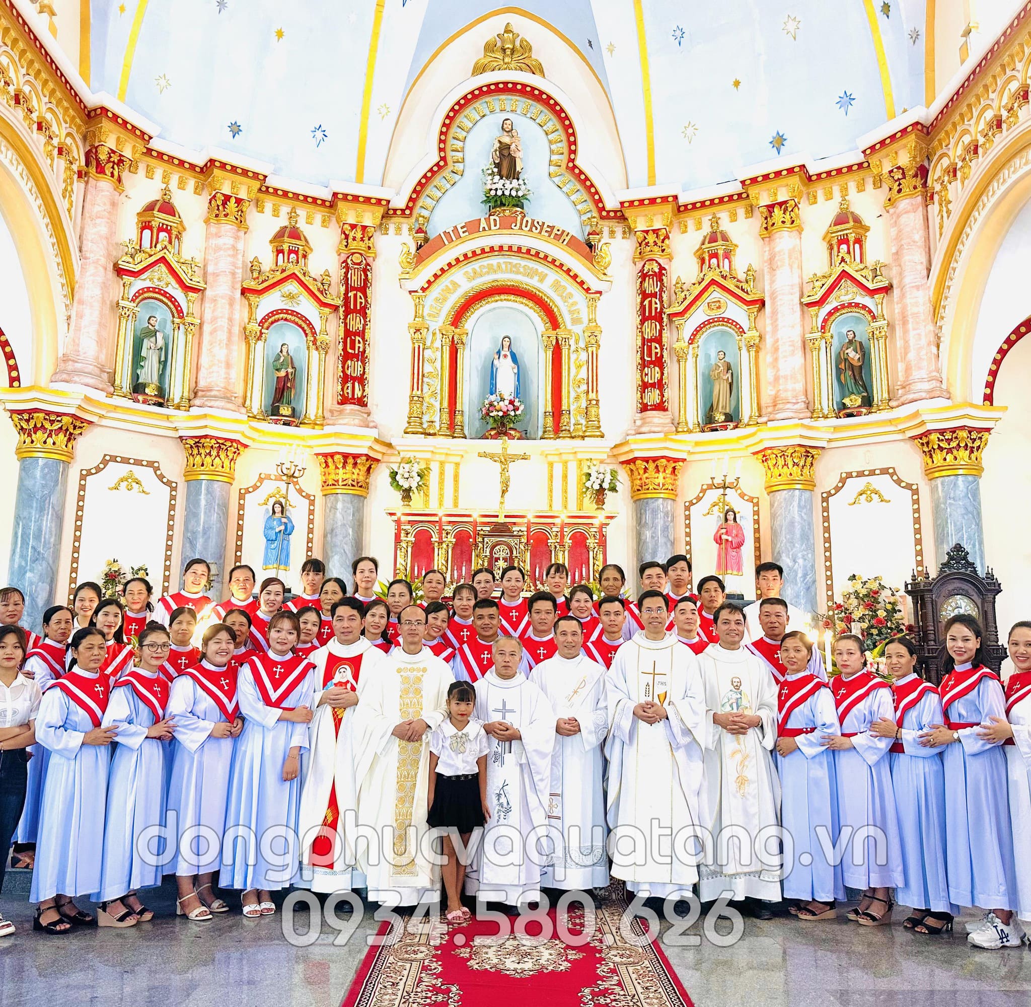 Đồng phục ca đoàn Công Giáo may xếp ly kết hợp với yếm in logo ca đoàn Giáo xứ