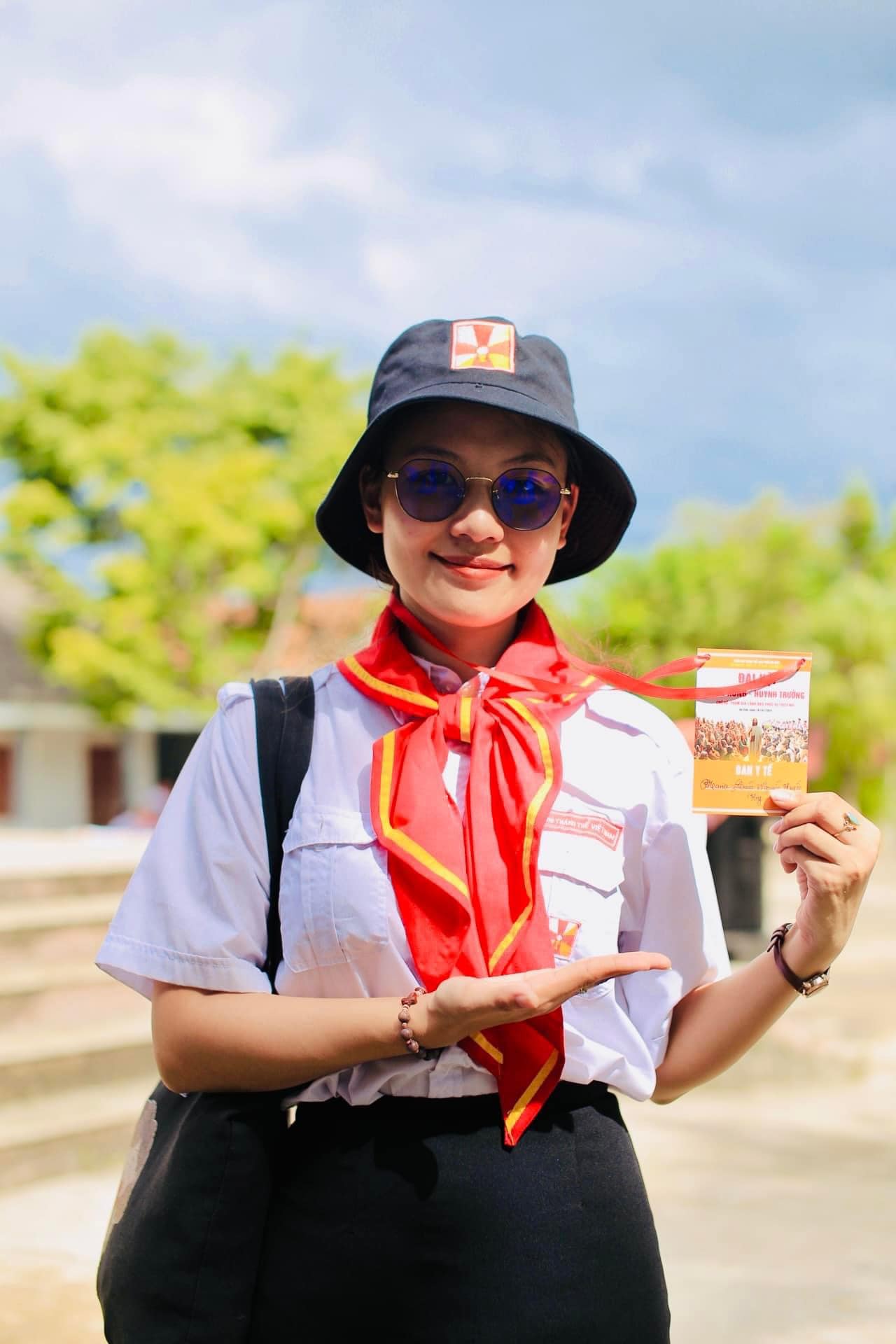 Huynh Trưởng Đeo Túi Chéo Thiếu Nhi Thánh Thể