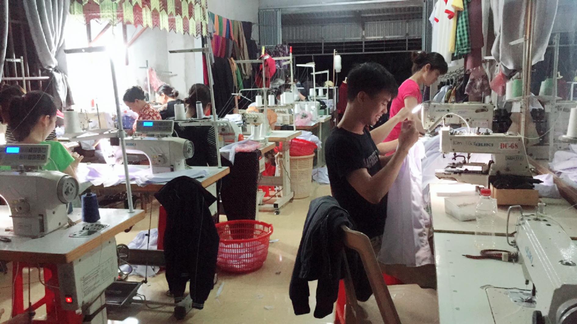 Lắp ráp các bộ phận của áo đồng phục công giáo