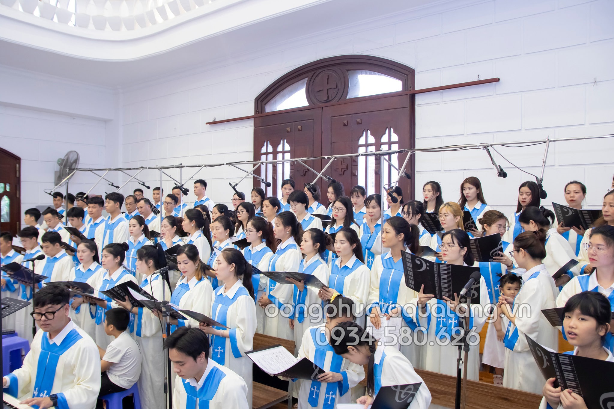 Nét đẹp đồng phục ca đoàn Công giáo trong Thánh Lễ