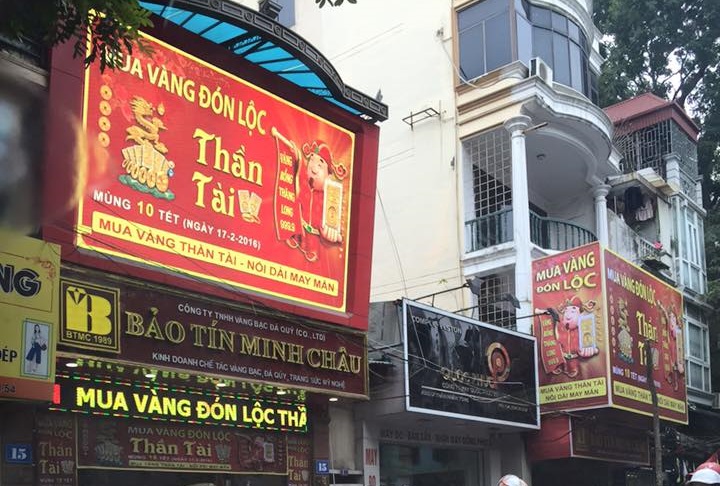 On God of Wealth’s day, Vietnamese jostle to buy gold