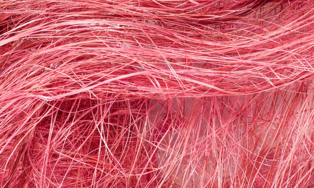 Những bộ tóc giả giá rẻ thường được làm từ sợi nilon, sợi tổng hợp (synthetic fiber)