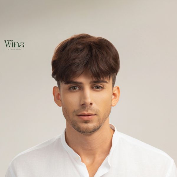 Tóc giả che hói nam hai mái rủ là kiểu tóc được thiết kế với phần mái chia đều sang hai bên, tạo nên vẻ tự nhiên và hài hòa cho khuôn mặt