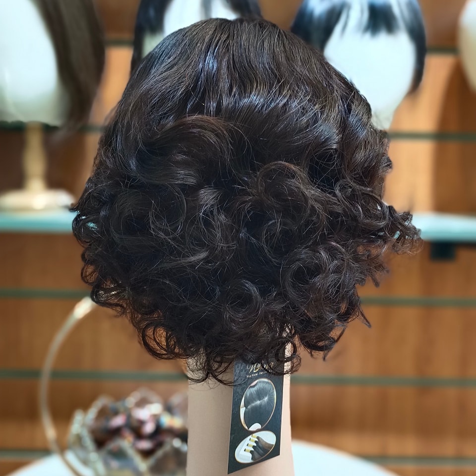 Với độ dài ngang cằm hoặc ngắn hơn một chút, kiểu tóc này giúp khuôn mặt trông thon gọn và tươi mới hơn