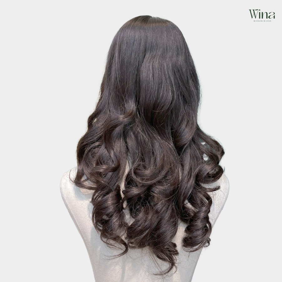 Kiểu tóc uốn lọn to thường được tạo kiểu bằng cách uốn từng phần tóc thành các lọn lớn, tạo độ bồng bềnh tự nhiên